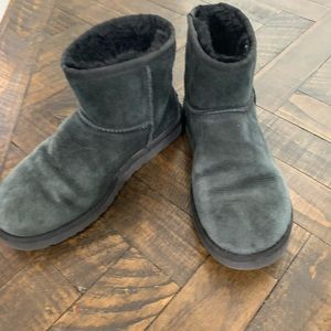 Women’s UGG black ankle fleeced lined suede boots size 8